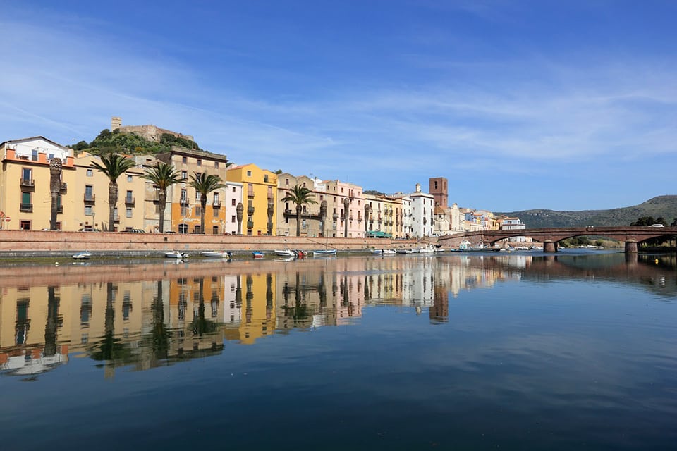 La cittadina di Bosa sul fiume Temo con in lontananza il ponte che collega le due sponde
