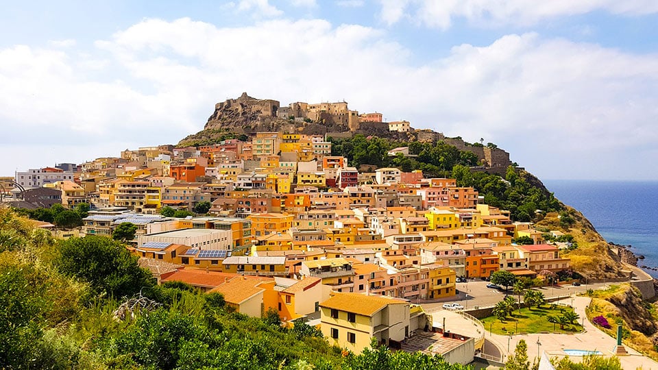 Il paese di Castelsardo con le sue case colorate arroccate sulla montagna che domina la vista al mare