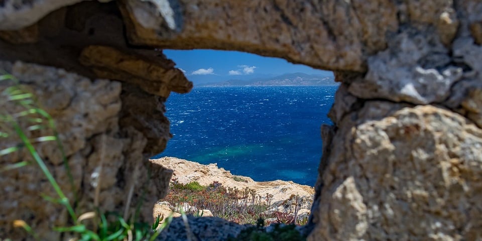 El mar azul de Cerdeña desde un arco de piedra