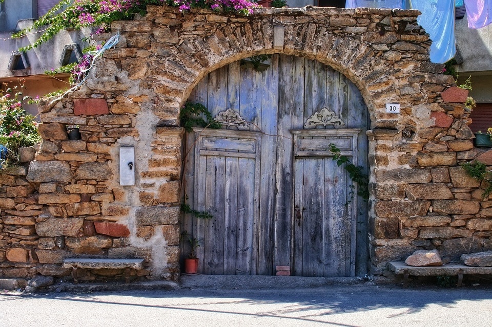 Ein typisches Steinhaus in Sardinien mit einer großen Holztür