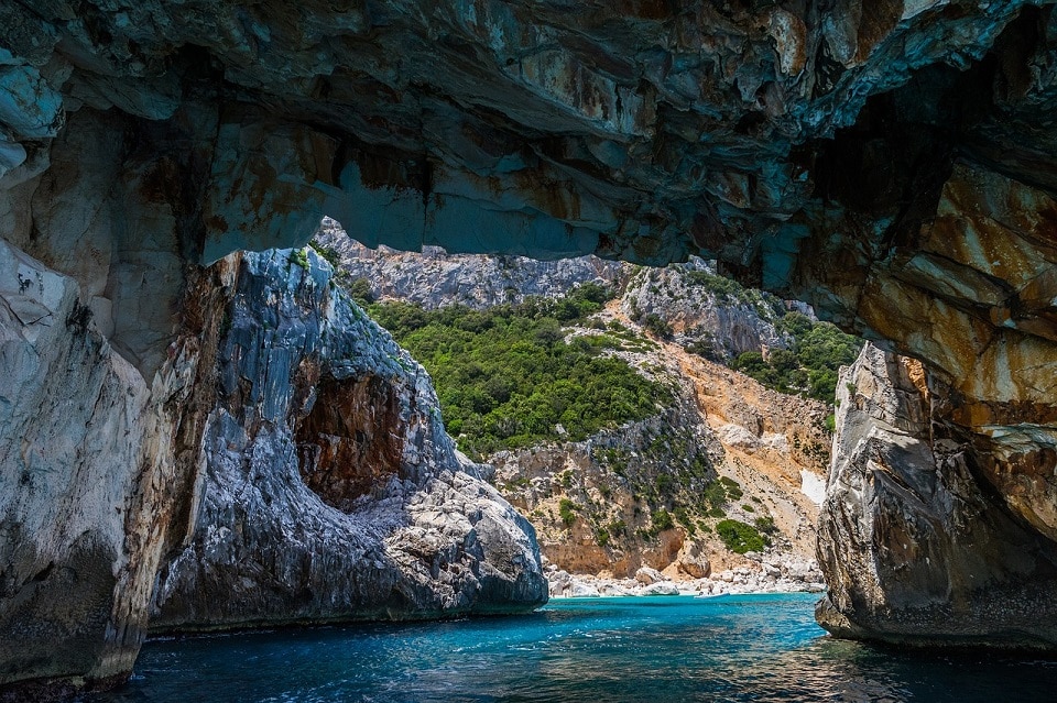 Das schöne sardische türkisfarbene Meer aus einer typischen Höhle