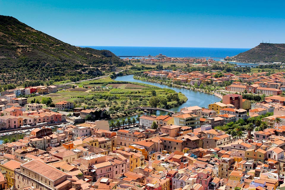 El pueblo de Bosa entre el río Temo y el azul del Mediterráneo