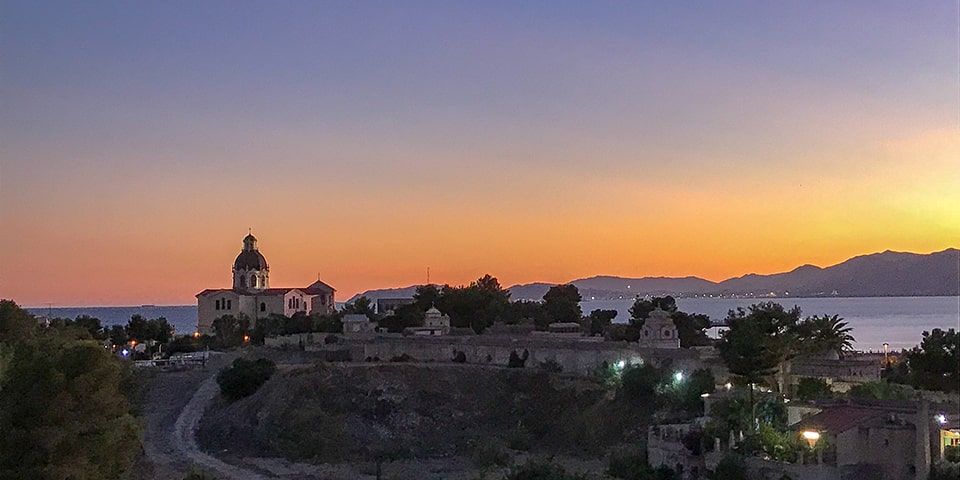 Sonnenuntergang im schönen Cagliari, umgeben vom Meer