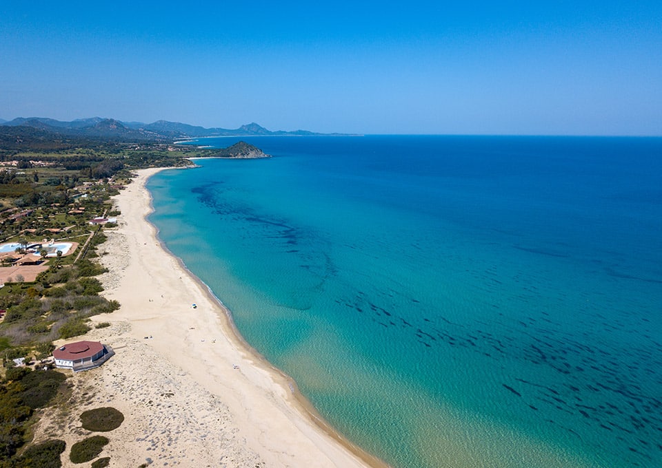 Le spiagge di Costa Rei dalla sabbia bianca e le acque cristallino in una foto aerea