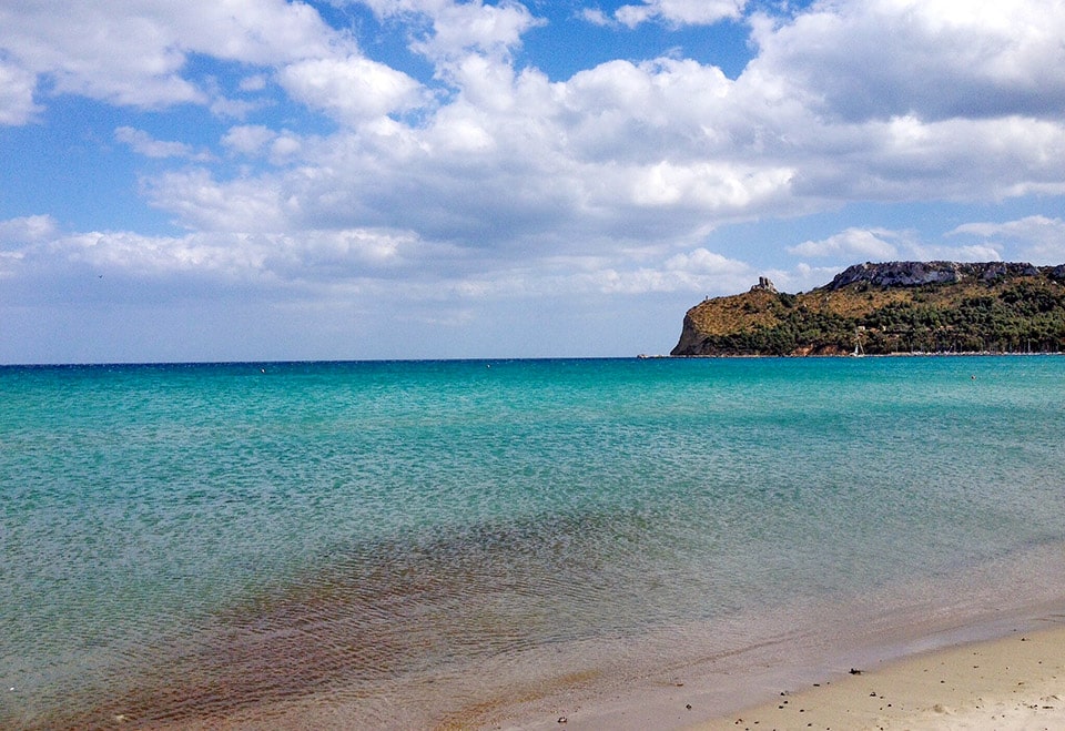 Domina la playa de Poetto, la característica “Sella del Diavolo”, un promontorio rocoso