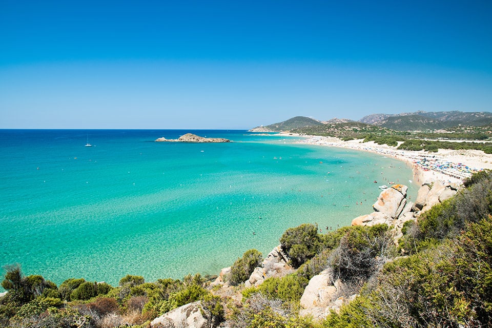 La playa de Su Giudeu, con su pequeña isla característica a la que se puede llegar a pie durante la marea baja