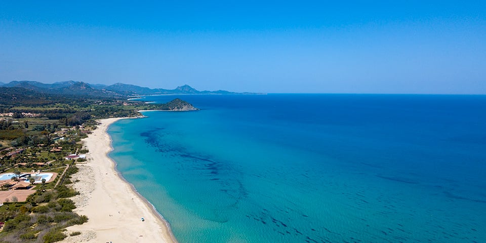 Luftaufnahme eines Strandes in der Costa Rei Region